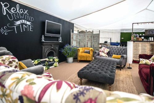 Glastonbury, England: Das Glastonbury Festival (21.–25. Juni) bietet die Möglichkeit, in einem Camp aus Pavillons und Zelten zu übernachten. Der Veranstalter bietet diesen Hotelservice auch für andere Festivals an. thepopuphotel.com