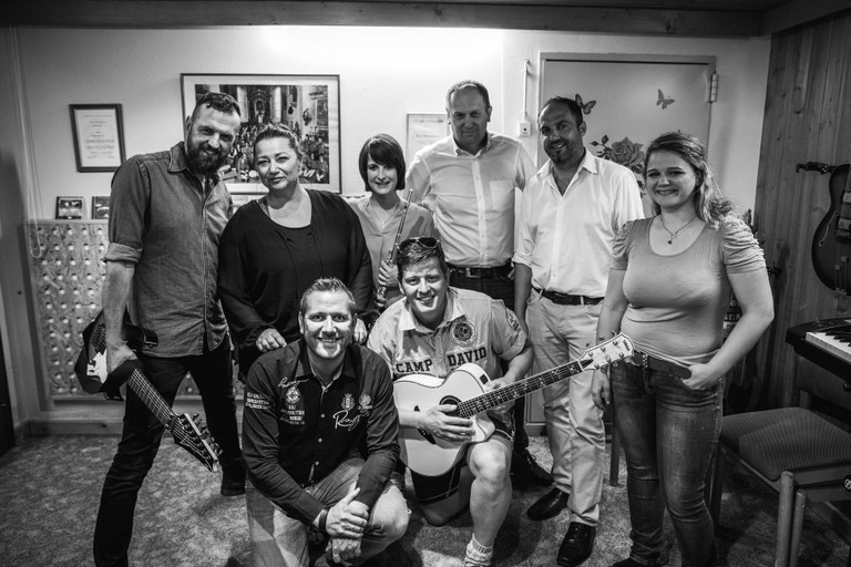 Bei der Aufnahme von »Guats braucht a Vision« (hinten von links): Thom Kinberger, Kordula Scholz, Melanie Pertiller, Xaver Schmid, Hannes Eder, Carina Schiefer. Vorne: Karl Obersamer, Martin Armstorfer.