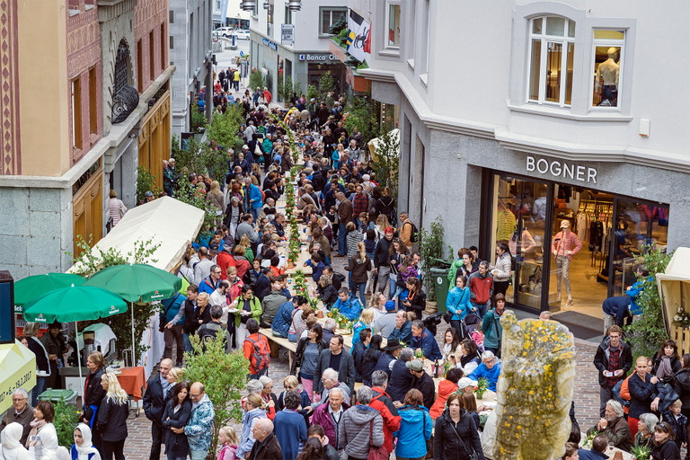 Der 400 Meter lange Arvenholztisch zieht sich durch die Fussgängerzone.