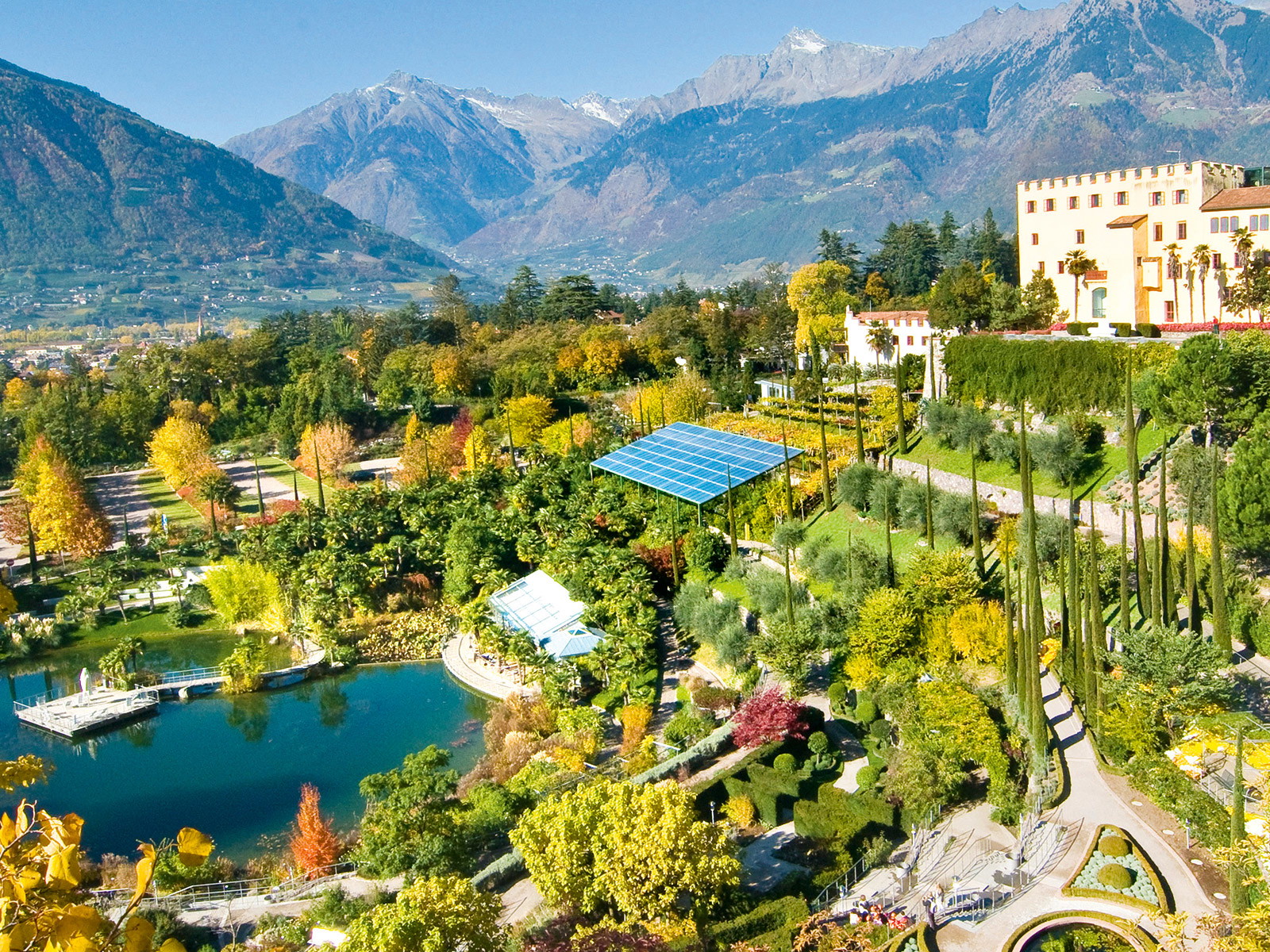 Grüne Erlebniswelt: Die Gärten von Schloss Trauttmansdorff zeigen sowohl heimische als auch exotische Pflanzen.