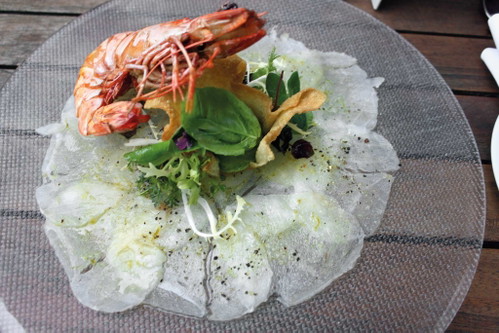 Köstliche Meeresküche wie in Florenz: Carpaccio vom Seeteufel mit Garnele und Basilikumsorbet im Restaurant »Alte Meister«.