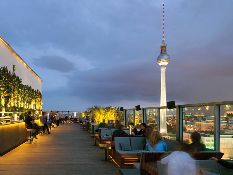 Un aperitivo sui tetti di Berlino: il Roof Garden della House of Weekend.