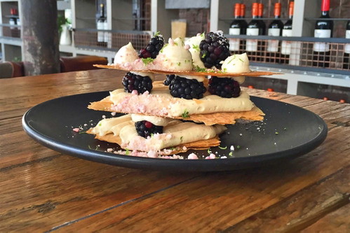 Perfekt geschichtet: Brombeeren, Kokosnuss und Limetten-Millefeuille aus dem »Ox and Finch«. 
