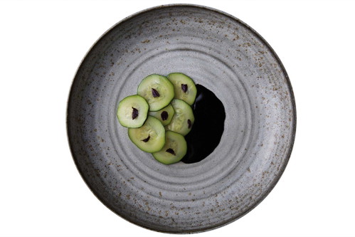 Zucchini mit Tintenfisch und Basilikum – wie es Brady Williams im »Canlis« serviert.