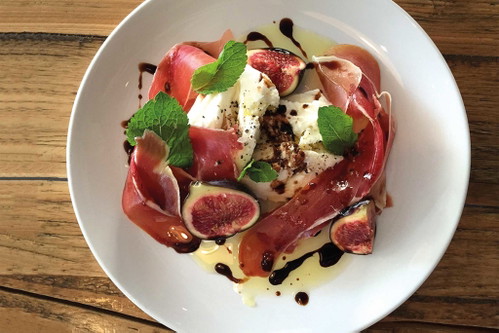 Köstliches aus dem »Ox and Finch«: Büffelmozzarella, Feigen, Prosciutto und Minze.