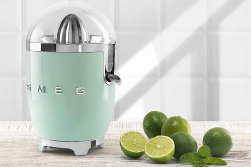 Citrus-Juicer goes retroAccessoires mit zarten Tönen sind nicht nur auf dem Catwalk und im Design nachgefragt - die Party in Pastell findet auch in derKüche statt. SMEG präsentiert den neuen Citrus-Juicer vom trendigen Mintgrün bis zum sommerlichen Rosé. Eine helle Freude, die Optimismus versprüht. Demnächst erhältlich unter www.smeg.com.