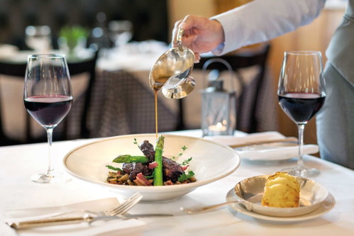 Ein französischer Klassiker ist der Signature Dish im »Palais Bistro«: Coq au Vin.