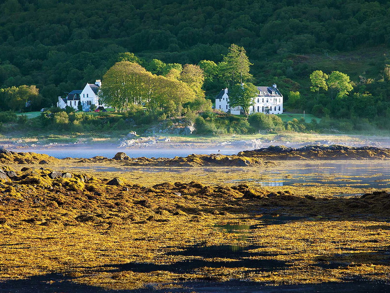 Sanfter Nebel zieht über die Isle of Skye und die »Kinloch Lodge«.
