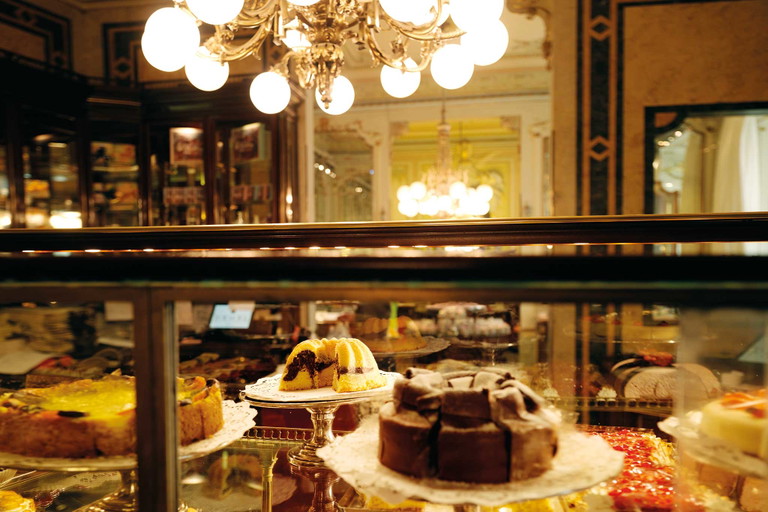 Exquisite Zuckerbäckerkunst gibt es seit 1786 im »Demel«. Das K.-u.-k.-Flair wurde bis heute erhalten.