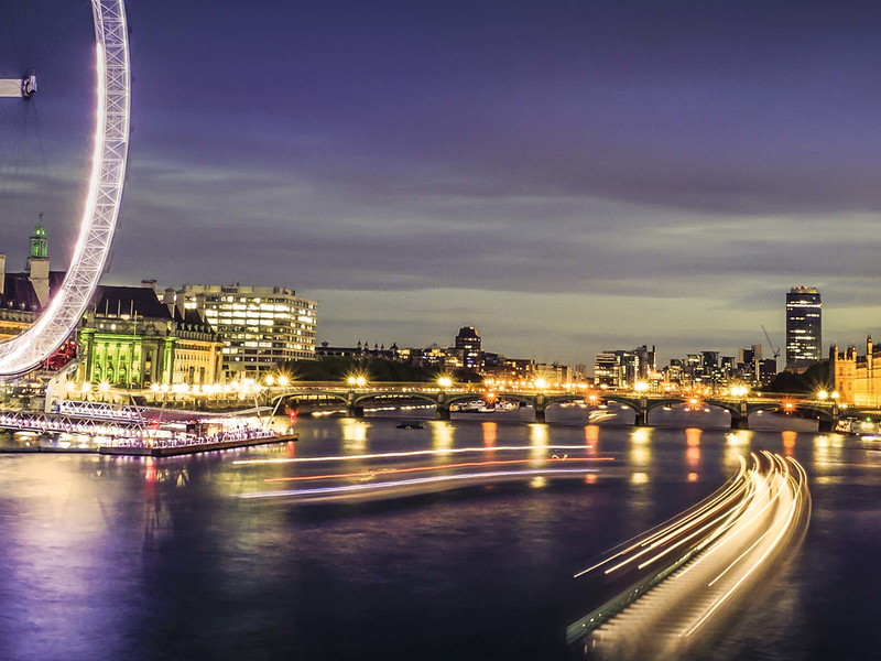 Pulsierende Metropole an der Themse: links das London Eye, rechts der Big Ben.