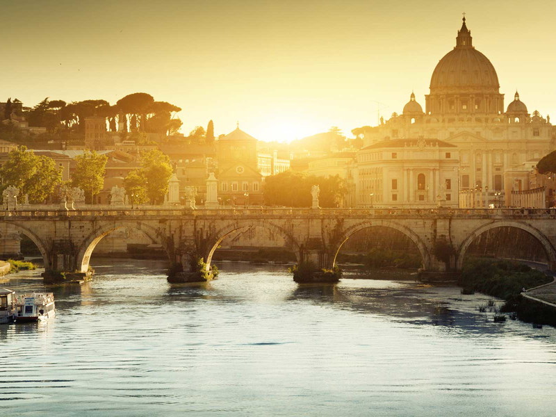 Abendstimmung über dem Tiber mit Blick auf den Petersdom.