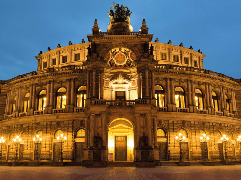 Die Dresdner Semperoper ist eine architektonische Perle.