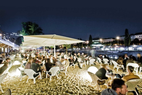 Im Sommer locken die lauen Abende am Donaukanal, wie etwa im »Tel Aviv Beach«.