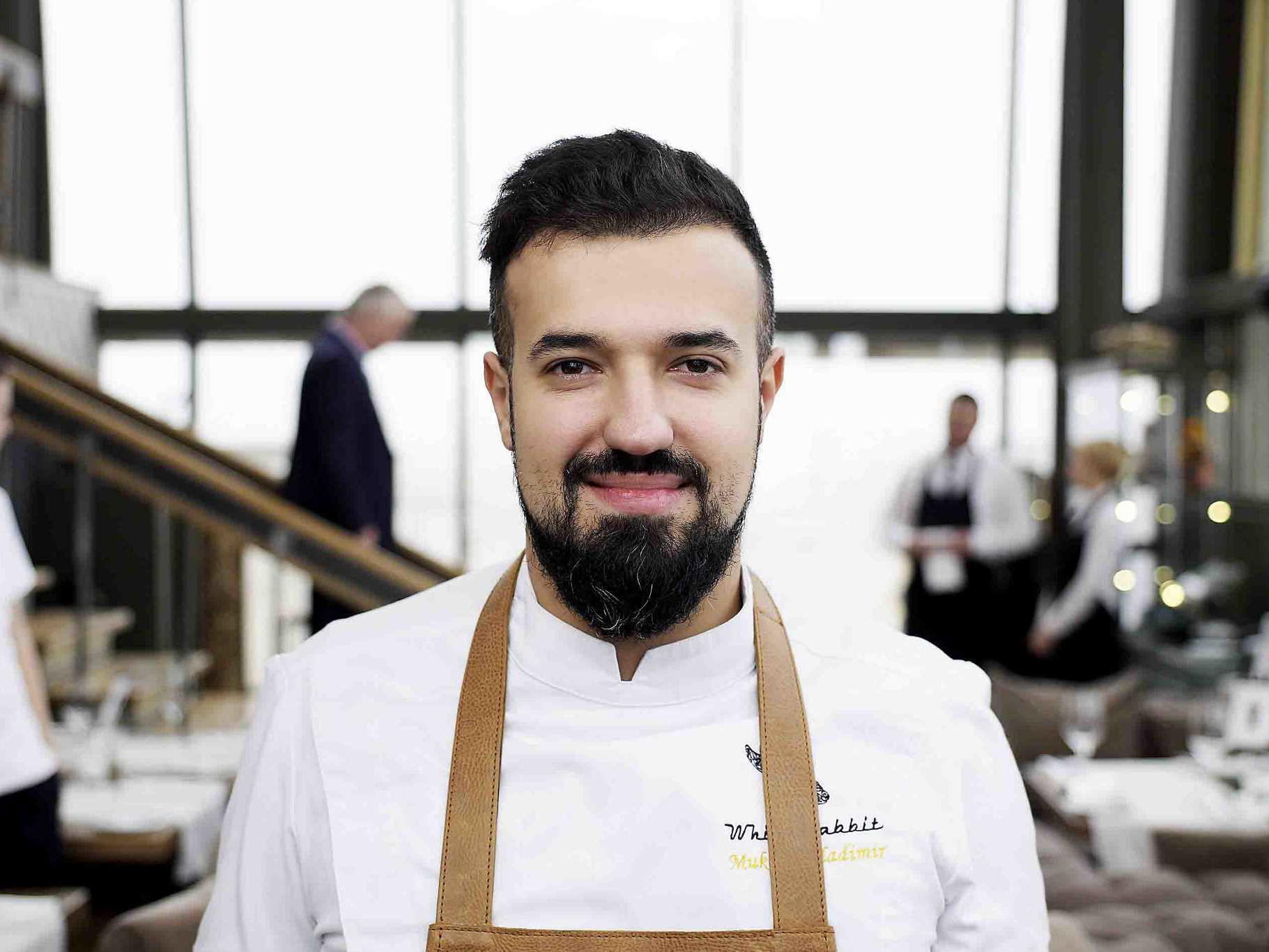 Vladimir Mukhin ist Chef des Restaurants »White Rabbit«, das sich im 16. Stock des Smolensky Passage Buildings in Moskau befindet.