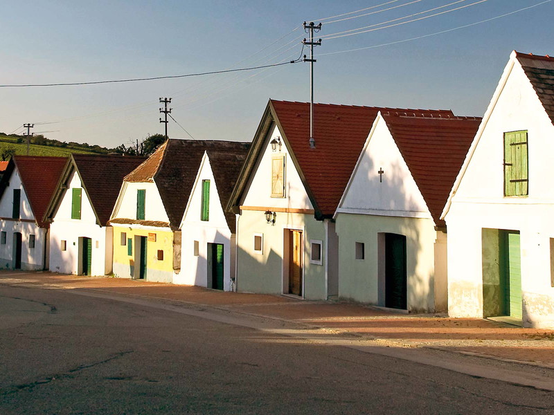 Typische Kellergasse im Weinviertel: Weinbau hat hier eine lange Tradition.