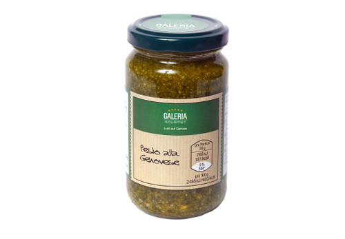 Platz 1, 98 Punkte: Galeria Gourmet Pesto alla GenoveseGlas ca. € 4,99 für 220 g (€ 22,68/Kilo) Galeria KaufhofSieht wirklich aus wie ein Pesto. Frische Farbe, deutlich sichtbare Kerne, alles da. Duftet zart nach Nelke, ein typisches Basilikummerkmal. Sehr cremig, mit guter Konsistenz. Schmeckt auch ohne Nudeln, einfach mit Brot sehr gut!