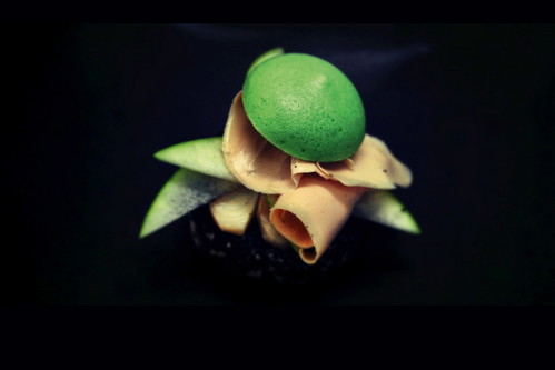 Bio-Gänseleber-Eis mit Granny-Smith-Apfel und Räucheraal im »Top Air«.