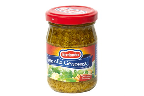 Platz 9, 75 Punkte: Bernbacher Pesto alla GenoveseGlas ca. € 3,29 / 140 g (€ 23,50/Kilo) REWE, Galeria Kaufhof, Online-ShopsViele helle Bestandteile – offensichtlich sehr viel Käse in der Rezeptur – auch im Geschmack spürbar. Dazu deutlich Fasern erkennbar. Und viel zu viel Säure.