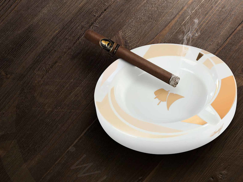 Ergänzend zur Zigarre, der streng limitierte Porzellan Aschenbecher von Davidoff.&nbsp;