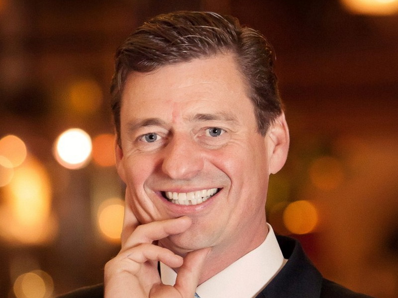 Ingo C. Peters ist Regional Vice President des »Fairmont Vier Jahreszeiten« Hamburg und Gründungsmitglied von »Fair Job Hotels e. V.«.