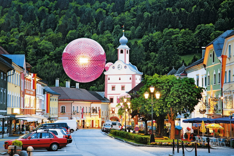 Der mittelalterliche Hauptplatz -überrascht mit optischen Interventionen.&nbsp;