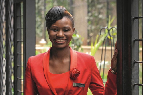 Blumig: In Nairobi setzt »Kempinski« bei der Lady in Red auf florale Akzente.