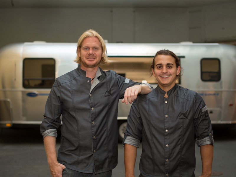 Alexander Jonke und&nbsp;Christopher Mittendrein eröffnen den Foodtruck »Colibri Fine Art Streetfood« in Graz. 