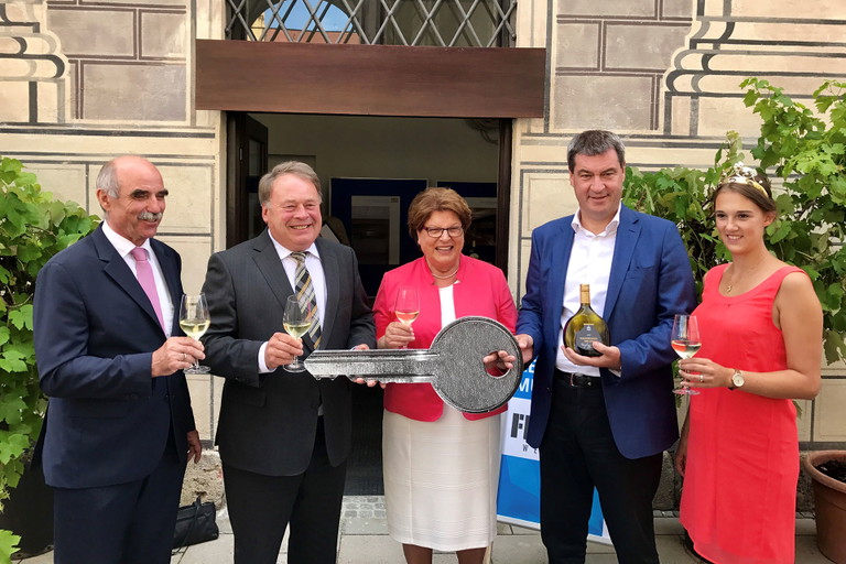 Freuen sich auf die neue Weinbar (v.l.n.r.): Präsident Weinbauernverband Artur Steinmann, Landwirtschaftsminister Helmut Brunner, Landtagspräsidentin Barbara Stamm, Finanz- und Heimatminister Dr. Markus Söder, die fränkische Weinkönigen Silena Werner.