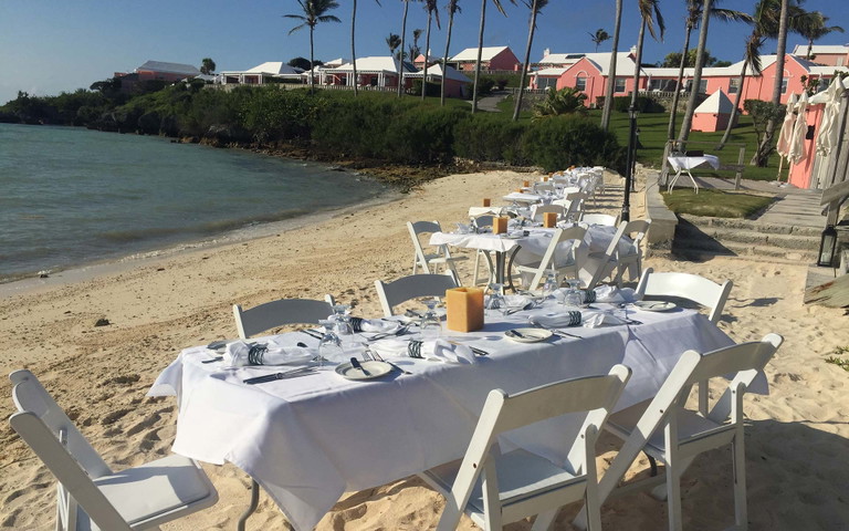Das Restaurant »The Breeze« liegt direkt am Strand.