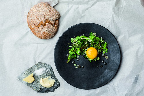 Wildkräutersalat: Mit Holunderblütenessig und in geklärter Butter gegartem Ei.