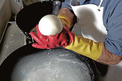 Last Steps: Die Mozzarella-Kugeln werden geformt.