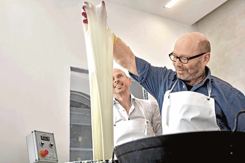 Exklusiv für KARRIERE käsen – bzw. mozen – Johannes Lingenhel und Robert Paget zum ersten Mal in der Stadtkäserei.