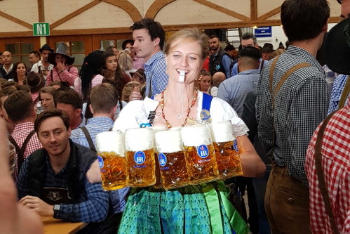 Damit die Maß gut ankommt ist eine Trillerpfeife unabdingbar.