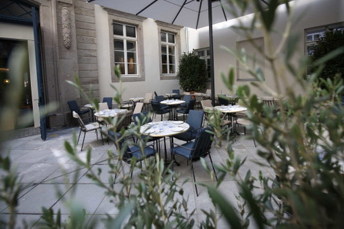 Verbunden sind beide Bereiche mittels einer Patio, in der man auch sitzen kann, sofern es das Wetter erlaubt.