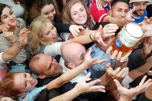 Gerangel um die ersten Maß im Hofbräu-Festzelt.