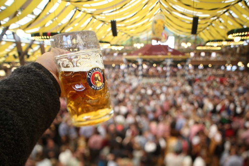 Auch im Paulaner-Festzelt »Winzerer Fähndl« ist die Stimmung stets ausgelassen.