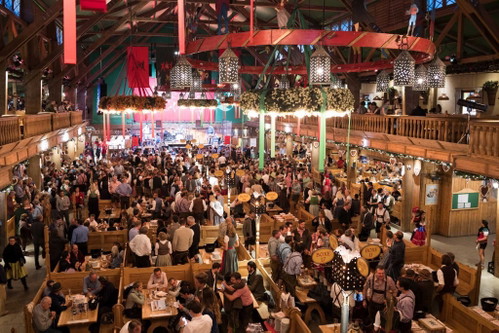 Statt an Bierbänken sitzt man bei den Kufflers auf Eckbänken in abgetrennten Holzboxen.