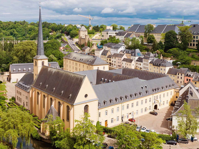 Blick auf die Stadt Luxemburg mit der Abtei Neumünster und dem Fluss Alzette.