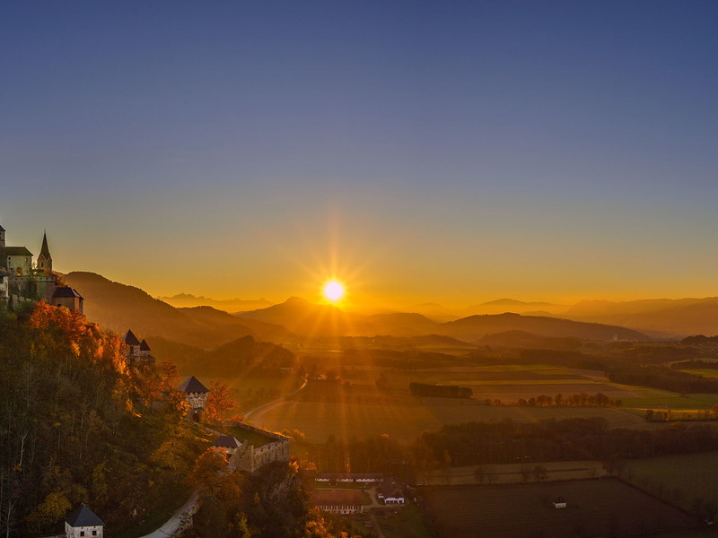 Kärnten ist auch für seine Burgen bekannt. Die Burg Hochosterwitz fungiert als Aushängeschild der Region.&nbsp;