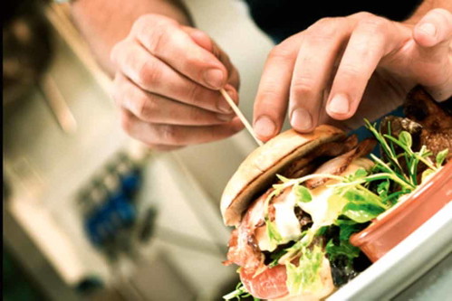 Mittagstipp: Im »Chiggeri« bekommt man die ­besten Burger der Stadt und dazu eine außer­ordentliche Weinkarte.