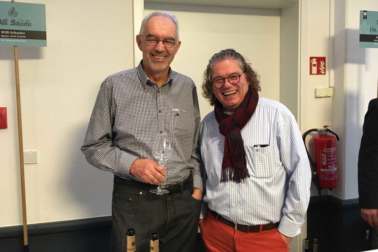 Die Winzer Willi Schäfer aus Graach und Ernie Loosen aus Bernkastel bei der Herbstversteigerung des VDP Mosel.