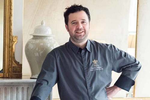 Wer nicht im Hotel »Le Place d’Armes« wohnt, sollte zumindest einmal dort essen gehen. ­Küchenchef Fabrice Salvador serviert Unver­gessliches!