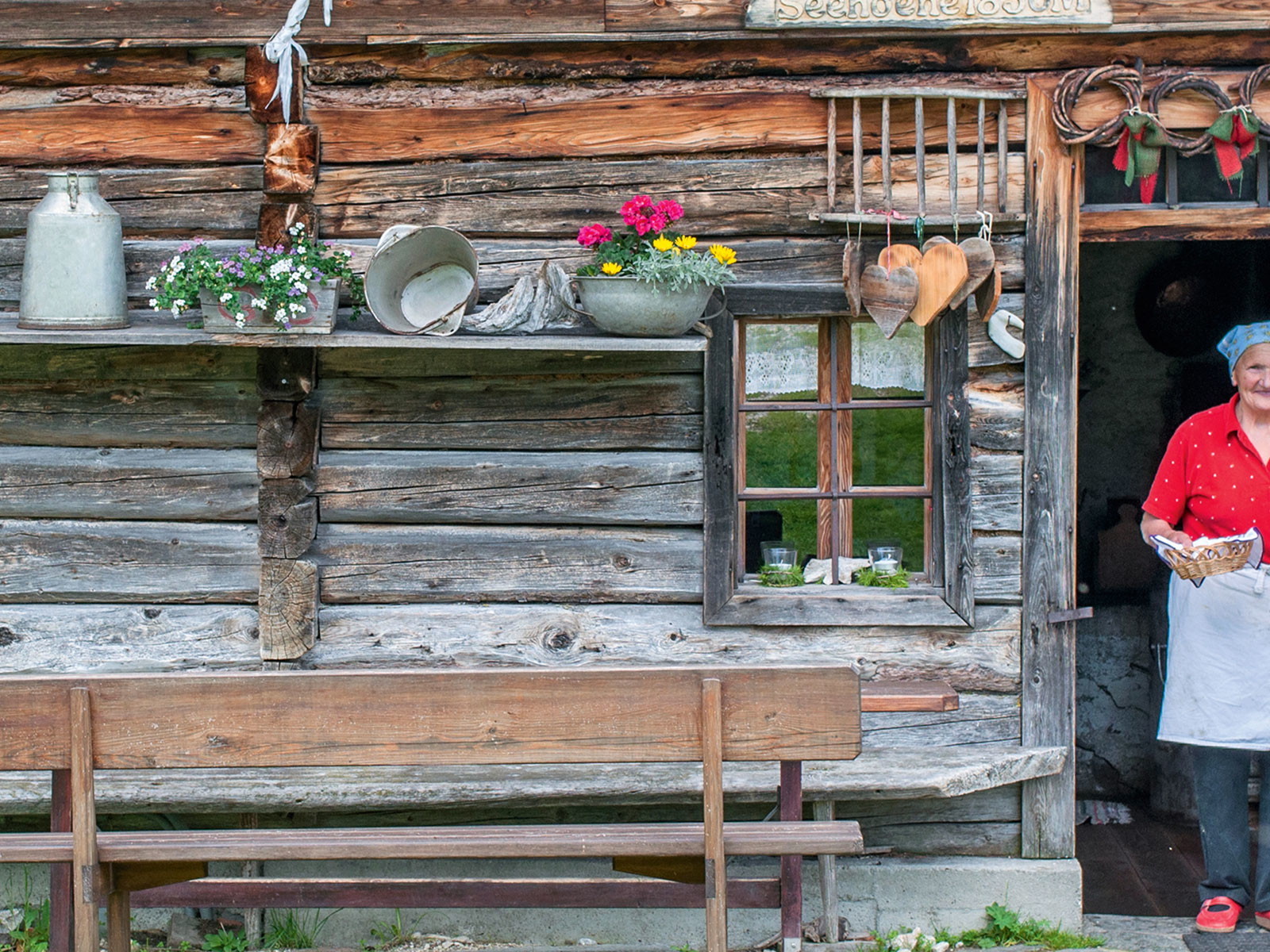 In der Heiligenbachhütte sorgt Sennerin Adelheid Dullnig für leibliches Wohl.&nbsp;
