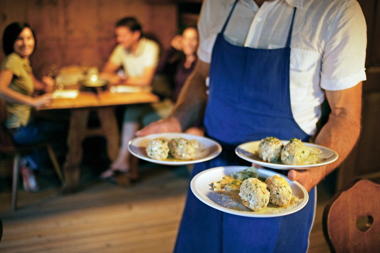 Egal, in welcher Region in Südtirol man sich befindet, der Knödel ist ein kulinarisches Heiligtum.