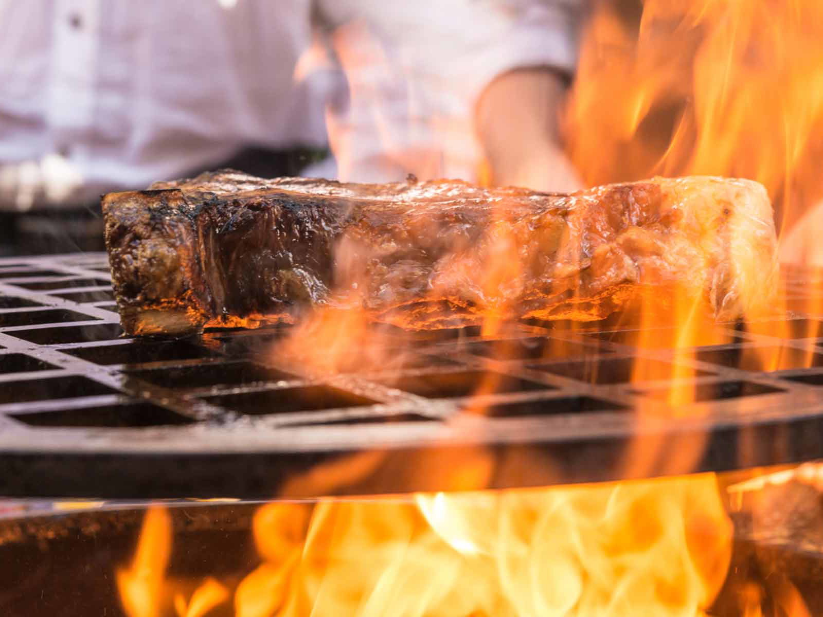 Feuer, Gusseisen und Steak – eine ansprechende Kombination.