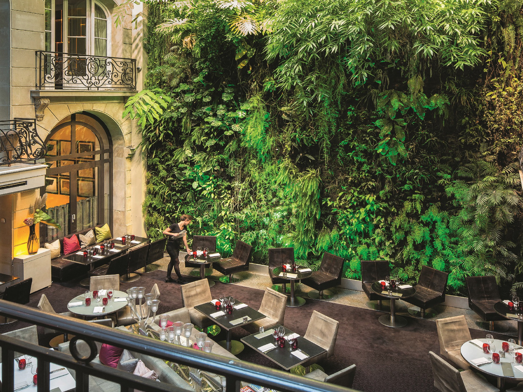 
30 Meter hoch ist die eindrucksvolle Vertical-Garden-Wand im Pariser Hotel Pershing Hall.



