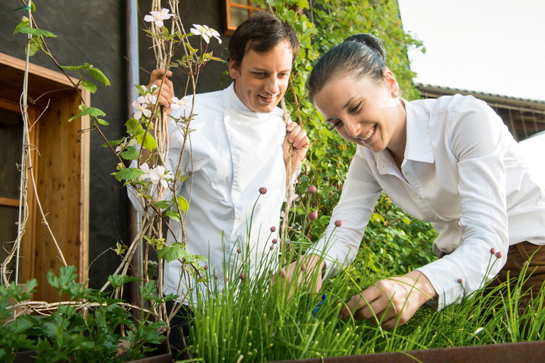 Markus Rath und Bianca Hirschmugl im Kräutergarten.&nbsp;