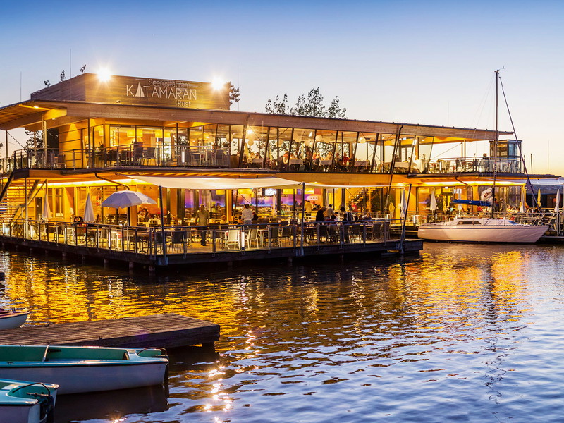 Genuss mit Ausblick auf den Neusiedlersee: das »Seerestaurant Katamaran«.