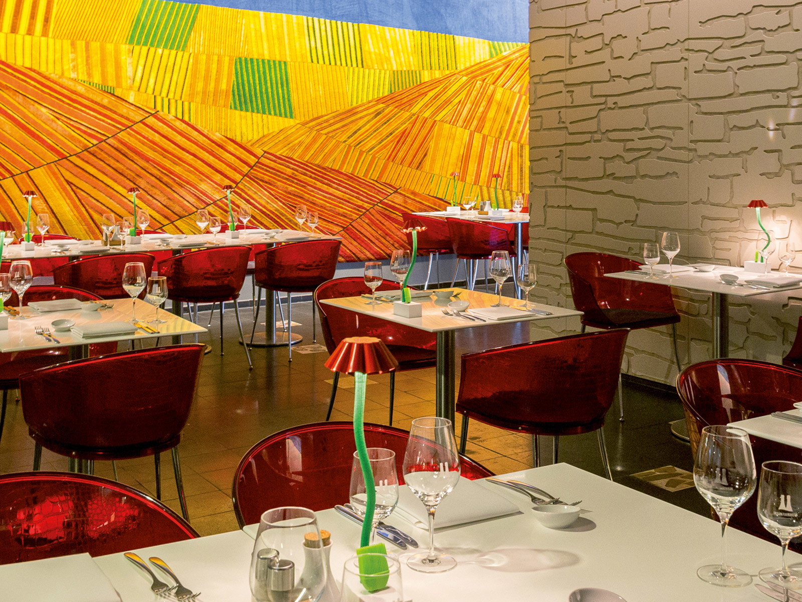 Ein Gesamtkunstwerk mit ausgezeichneter Weinkarte ist das »Wein am Rhein« in Köln.