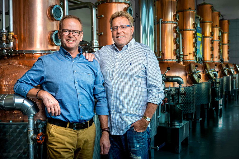 Andreas und Tony Z’Graggenin ihrer Edelbrennerei.